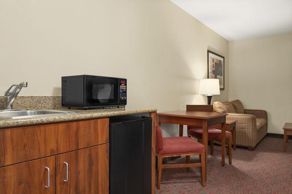 Hampton Inn Potomac Mills Удбридж Екстериор снимка