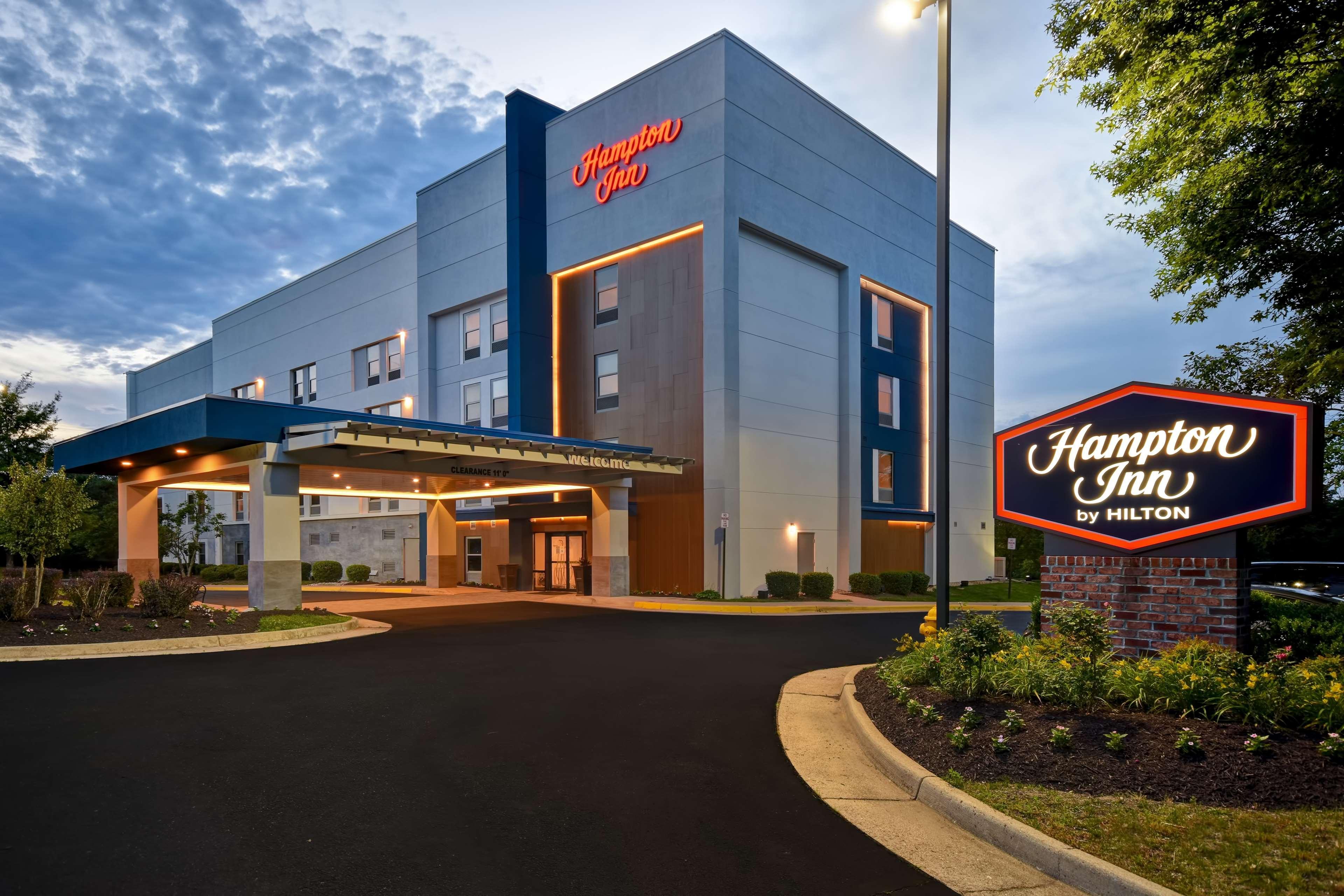 Hampton Inn Potomac Mills Удбридж Екстериор снимка