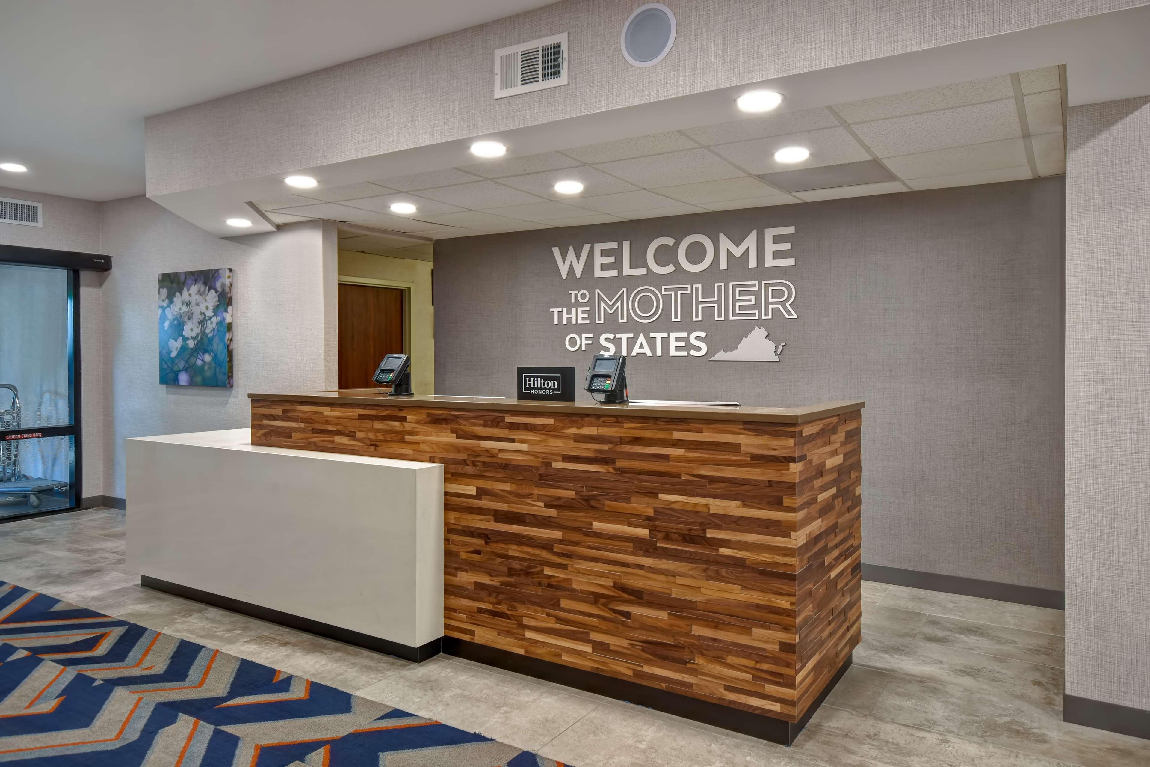 Hampton Inn Potomac Mills Удбридж Екстериор снимка