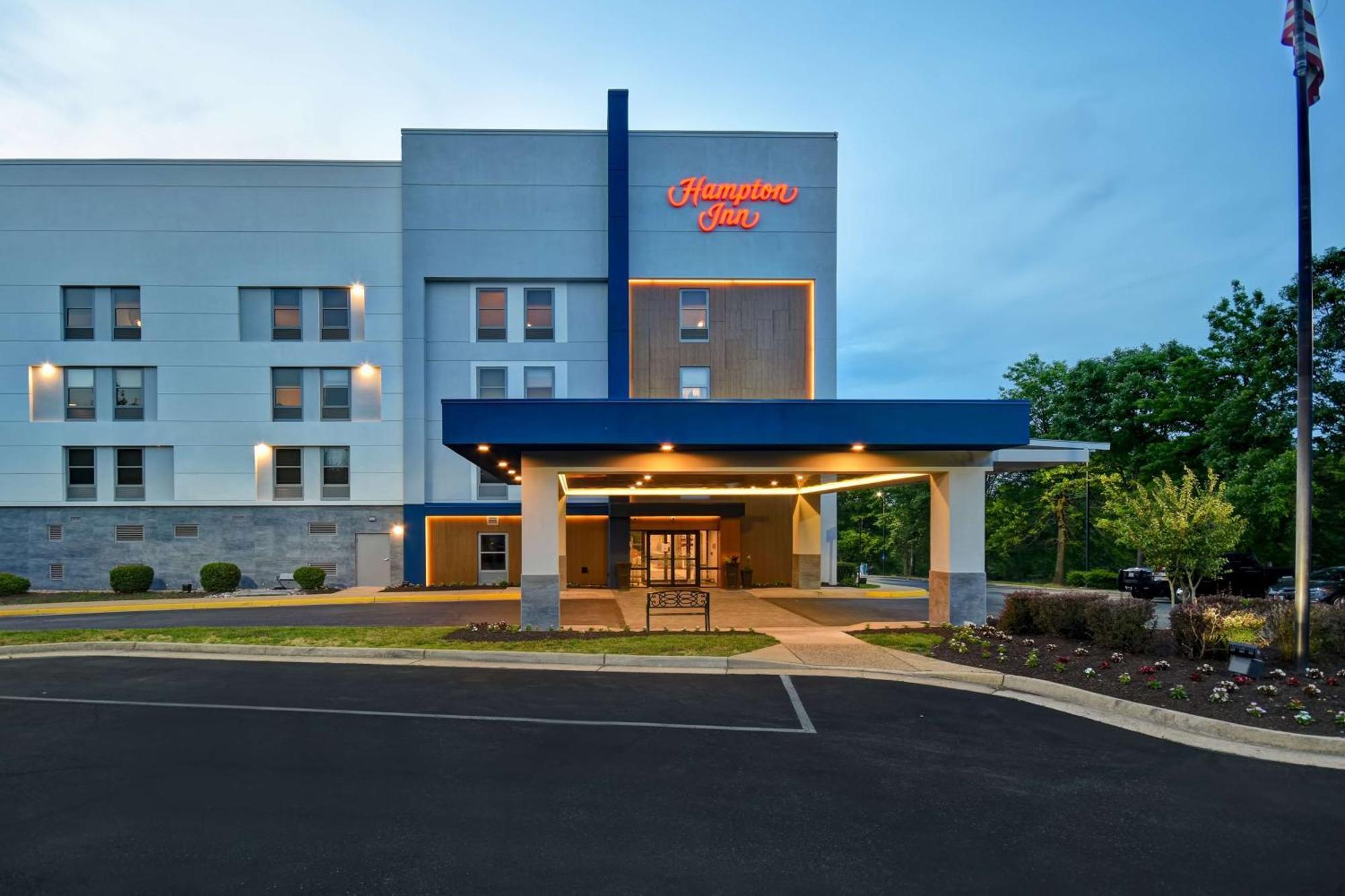 Hampton Inn Potomac Mills Удбридж Екстериор снимка