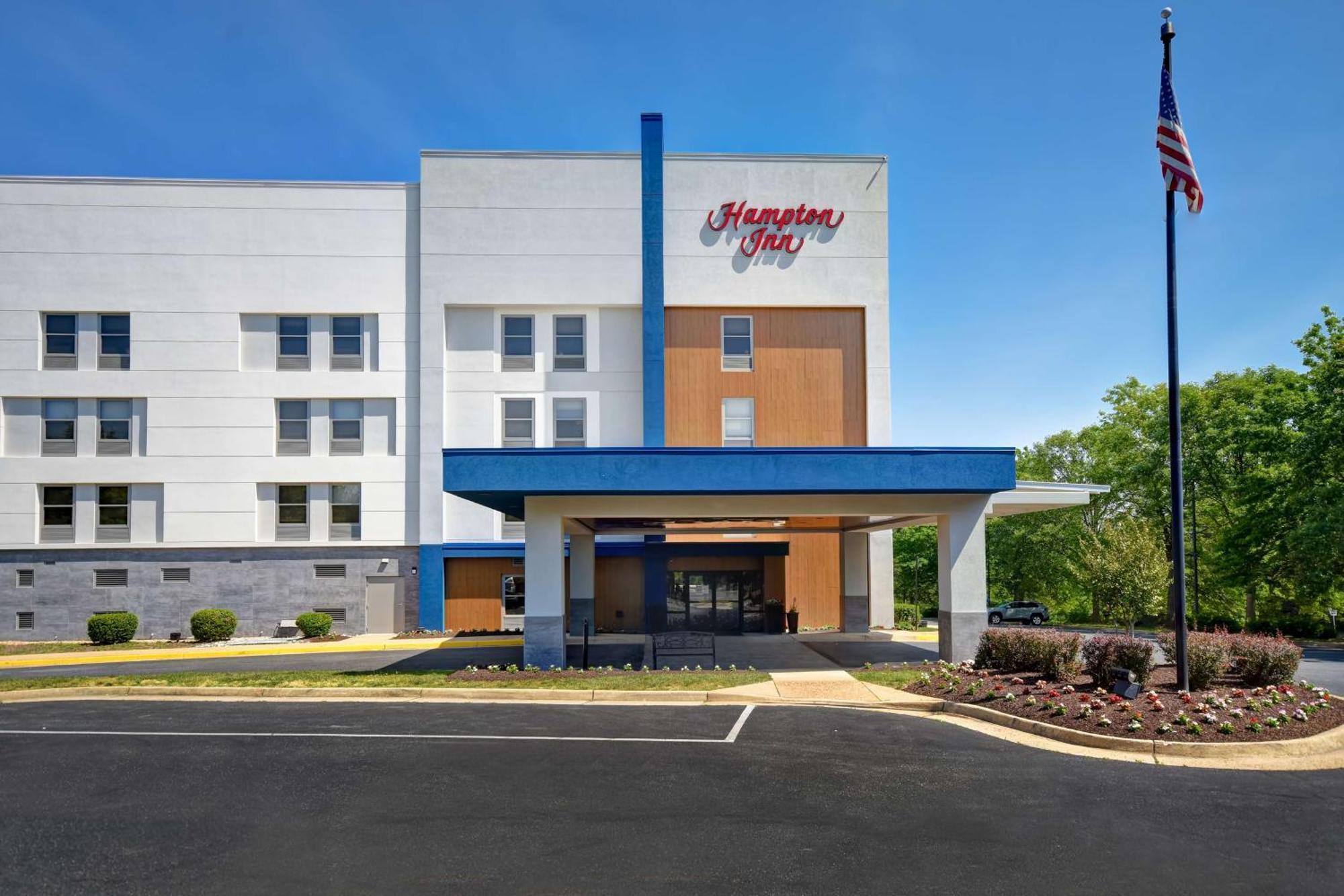 Hampton Inn Potomac Mills Удбридж Екстериор снимка