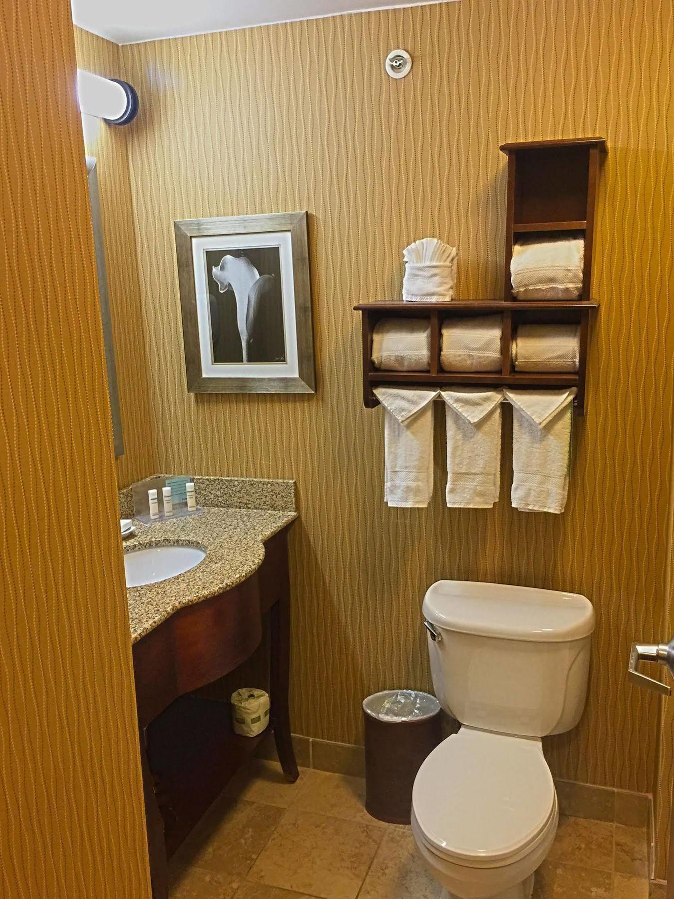 Hampton Inn Potomac Mills Удбридж Екстериор снимка